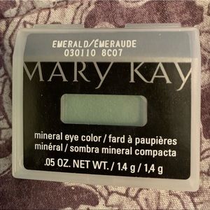 Emerald mineral eye color